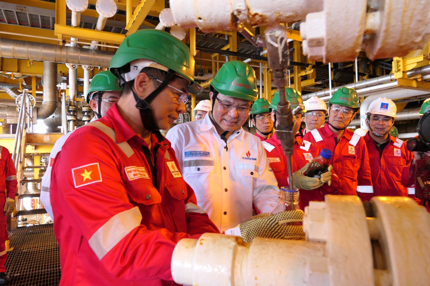 Phó Thủ tướng Bùi Thanh Sơn cùng Chủ tịch HĐTV Petrovietnam Lê Mạnh Hùng đón dòng dầu từ cụm mỏ Sư Tử.