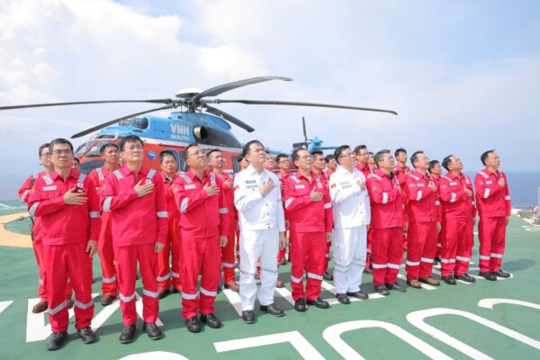 Đoàn công tác thực hiện nghi lễ chào cờ trên giàn Sư Tử Vàng.