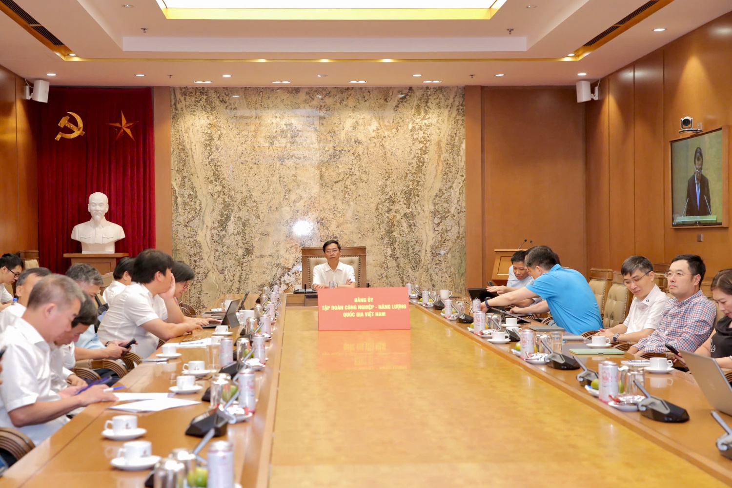 Đồng chí Trần Quang Dũng, Phó Bí thư thường trực Đảng ủy Petrovietnam tham dự tại điểm cầu Tập đoàn cùng các đồng chí trong Ban Thường vụ Đảng ủy, Ban Chấp hành Đảng bộ, lãnh đạo các Ban tham mưu giúp việc của Đảng ủy Tập đoàn, lãnh đạo các ban chuyên môn/Văn phòng Tập đoàn.